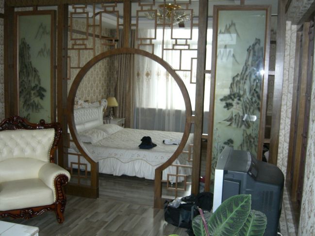  2006:09:10 06:16:04   Hotel Room in the Atomic City - photo 4.jpg